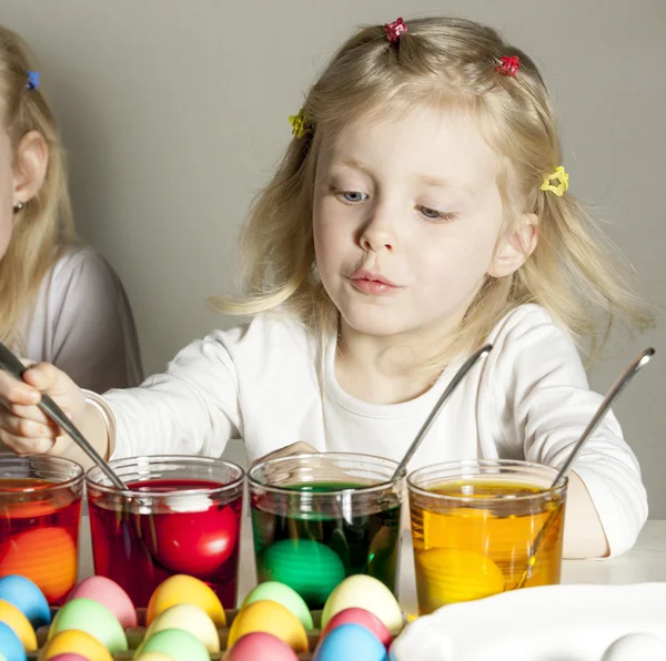 Menina durante a coloração de ovos de Páscoa — Fotografia de Stock