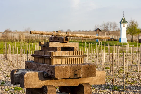 Weinpresse und Wegesrand mit Weinberg in der Nähe von Velke bilovice — Stockfoto