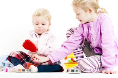 oynayan iki küçük kız 