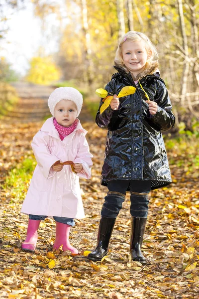 Små flickor bär gummistövlar — Stockfoto