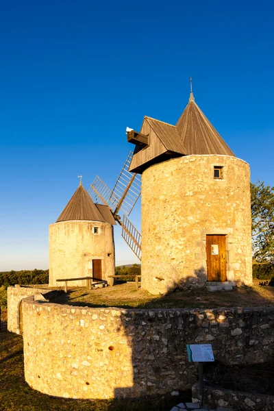 Regusse, Provence, Fransa'daki yel değirmenleri — Stok fotoğraf