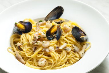 Spagetti sarımsak ve zencefil ile deniz ürünleri ile