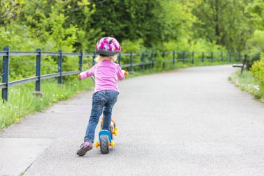 Scooterlı küçük kız.