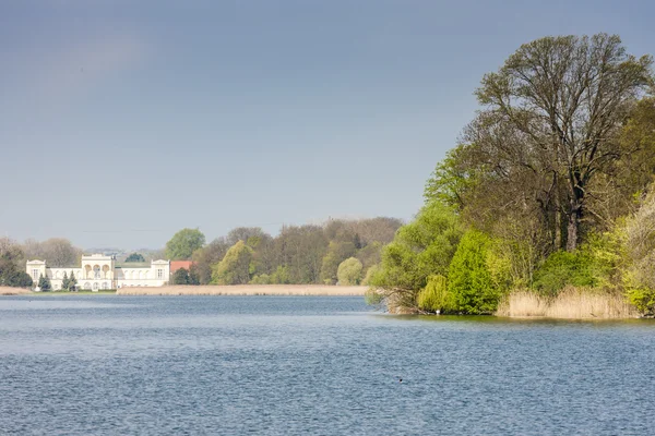 Hranicni Palace, Hlohovecky pond — Stock Photo, Image