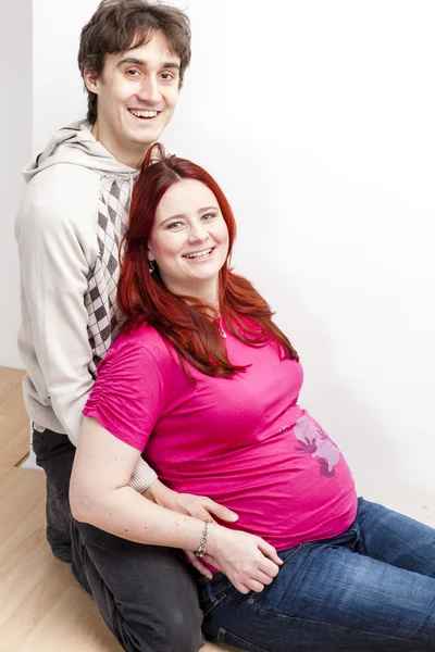 Retrato de mulher grávida com o marido — Fotografia de Stock
