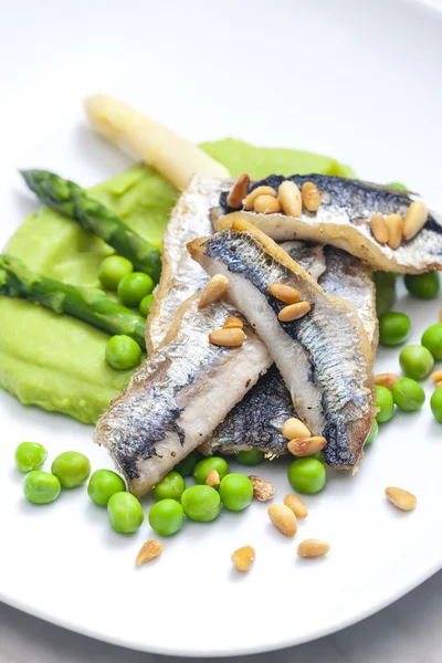 Herring with green asparagus and peas — Stock Photo, Image