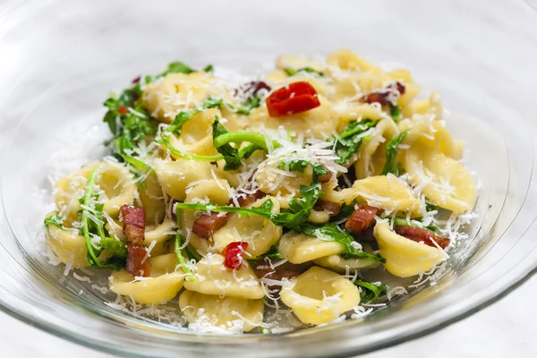 Orecchiette di pasta con ruccola e pancetta — Foto Stock