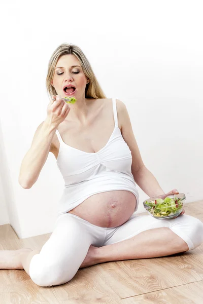 Pregnant woman eating vegetable salad — Stock Photo, Image