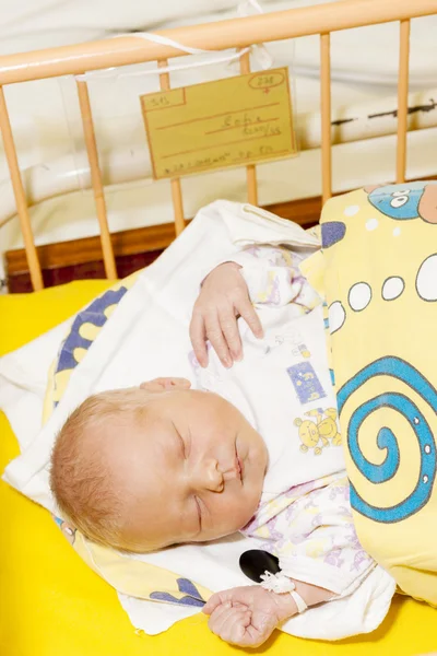 Портрет новорожденной девочки в родильном доме — стоковое фото