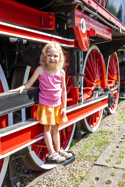 Девочка в железнодорожном музее, Koscierzyna — стоковое фото