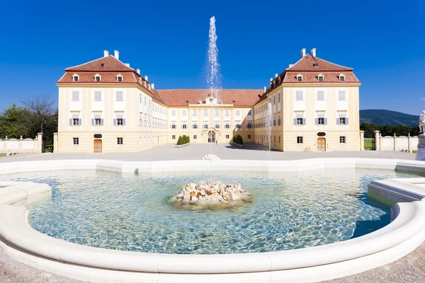 Palace Hof med en fontän, Niederösterreich, Österrike — Stockfoto