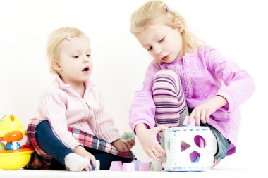 iki küçük kız oynamaya