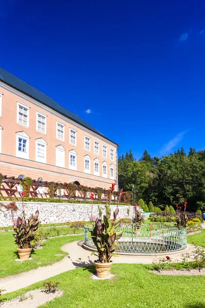 Palacio en Kamenice nad Lipou con jardín, República Checa — Foto de Stock