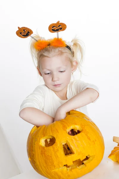 Girl carving pumpkin for Halloween — Stock Photo, Image