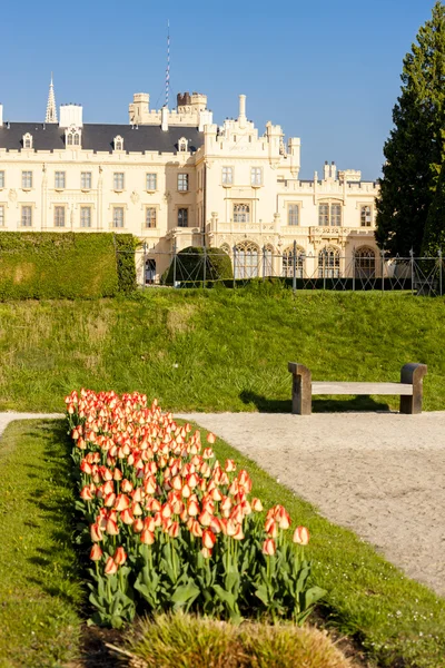 Lednice Palast mit Garten — Stockfoto