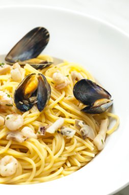 Spagetti sarımsak ve zencefil ile deniz ürünleri ile