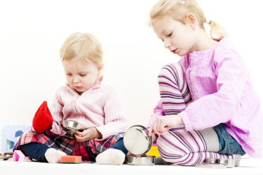 iki küçük kız çocuk çanak ile oynamak