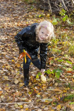 Kauçuk giyen kız sonbahar doğada çizme