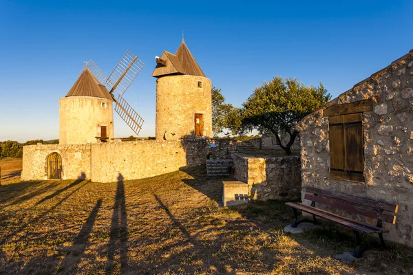 Větrné mlýny v Regusse, Provence — Stock fotografie