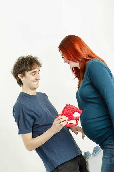 Retrato de mulher grávida e seu marido com um brinquedo para um bebê — Fotografia de Stock