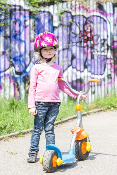 Menina com uma scooter — Fotografia de Stock