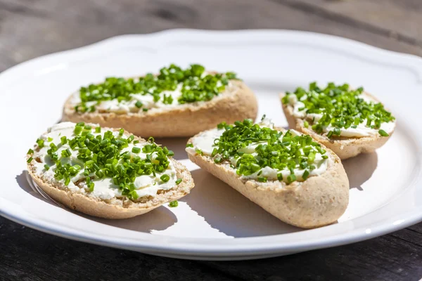 Knoflook verspreiden met bieslook — Stockfoto