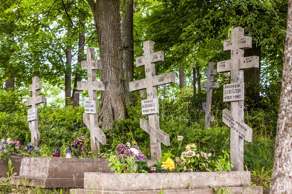 Begraafplaats in campus van Wojnowo klooster — Stockfoto