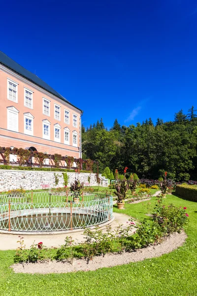 Palace i Kamenice nad Lipou med trädgård — Stockfoto