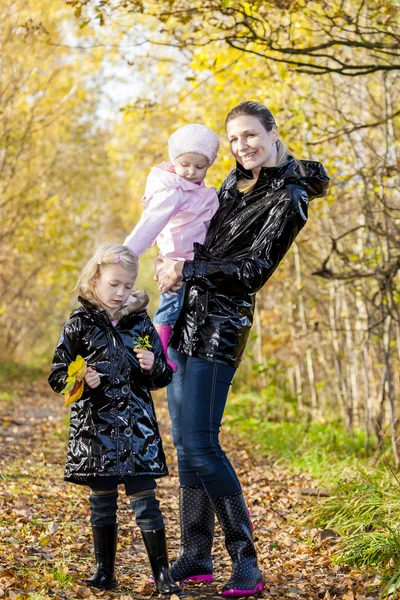 Moeder met haar dochters in de herfst natuur — Stockfoto