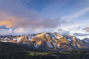 Gün batımında Dachstein Massif, Styria, Avusturya