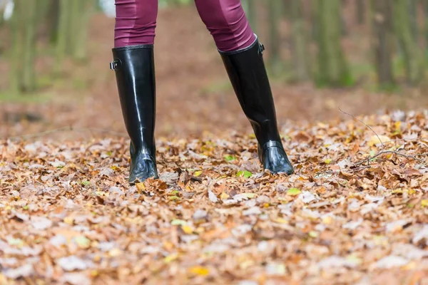 Botas Femininas Pretas Paisagem Outono — Fotografia de Stock