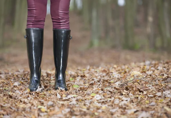 秋の風景の中で黒い女性のブーツは — ストック写真