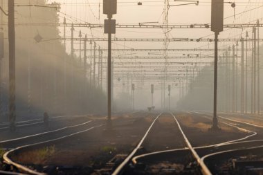 Çek Cumhuriyeti 'nde sabah sisinde orta büyüklükteki tren istasyonu
