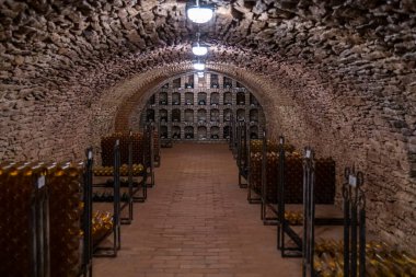 şarap şişeleri arşiv mahzeninde, Ezerjo, Macaristan