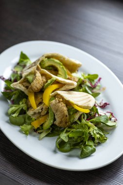 Tavuklu pide ve salata.