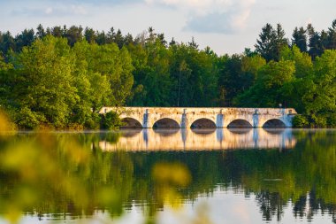 Trebon yakınlarındaki Vitek göleti üzerindeki eski taş köprü, Güney Bohemya, Çek Cumhuriyeti