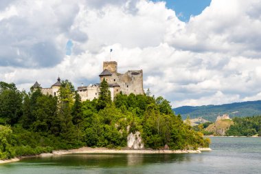 Polonya 'nın Pieniny kentindeki Czorsztyn Gölü üzerindeki Niedzica kalesi