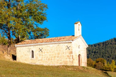 Fransa, Provence 'de sonbahar manzarasında şapel