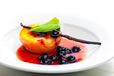 Karamelli şeftali ve yaban mersini.