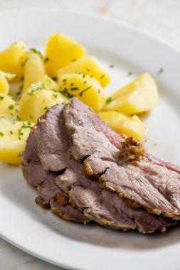 Yavaşça kızarmış kuzu sarımsaklı ve patatesli.