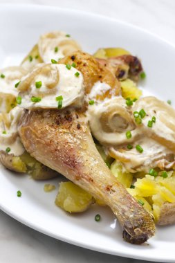 Kremalı soğan soslu tavuk budu ve patates.