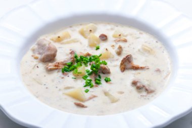 Mantarlı kremalı patates çorbası.