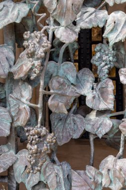 Demirden yapılmış ızgara sarmaşıkları, cevizleri, Hungary 'yi gösteriyor.