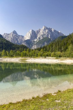 Triglav ulusal parkında Kranjska Gora köyü yakınlarındaki göl ve dağlar, Slovenya