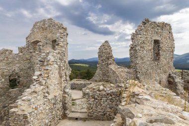 Hrusov Kalesi, Zlate Moravce Bölgesi, Nitra Bölgesi, Slovakya