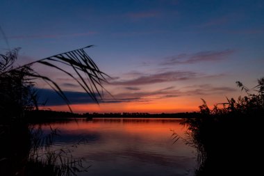 Güneş battıktan sonra Rezabinec Gölü, Kestrany, Çek Cumhuriyeti