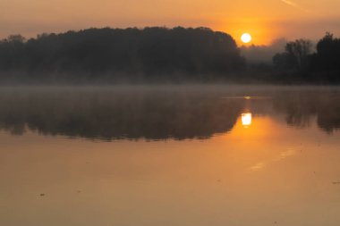 Kuzey Macaristan, Diosjeno yakınlarındaki Jenoi göletinde gün doğumu
