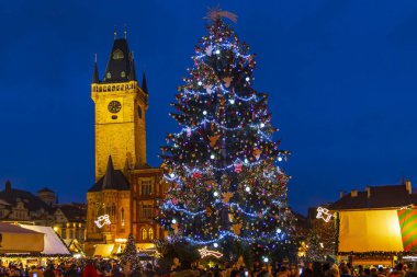 Çek Cumhuriyeti Prag 'daki Old Town Square' de Noel ağacı