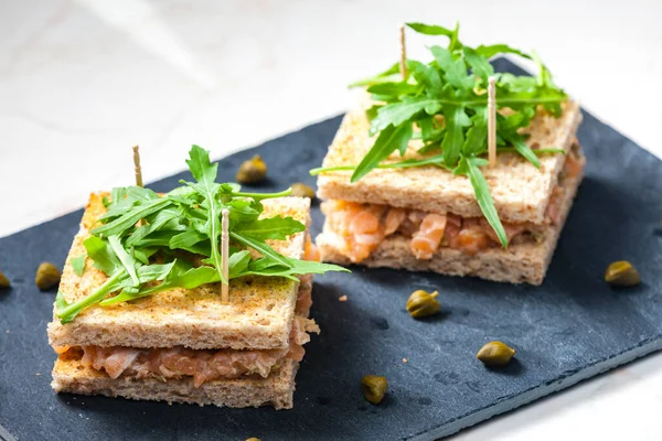 Tartare Salmone Nel Pane Tostato — Foto Stock