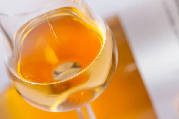 Gläser Und Flaschen Mit Orangenwein — Stockfoto